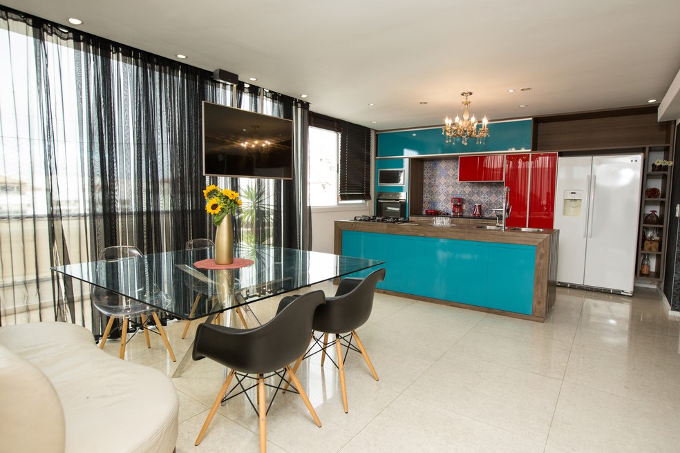 Área de estar ao lado da cozinha é onde Emilly, o pai e a irmã se reúnem para conversar (Foto: Felipe Monteiro / Gshow)