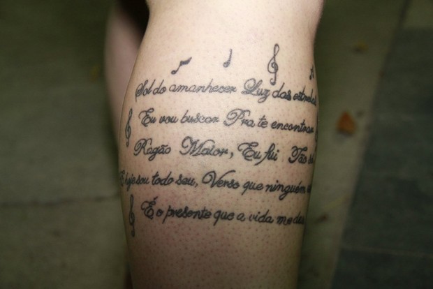 Detalhe de tatuagem de fã do Belo (Foto: Isac Luz/ EGO)