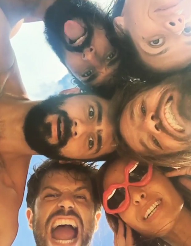 O casal com amigos em Alagoas (Foto: Reprodução/Instagram)