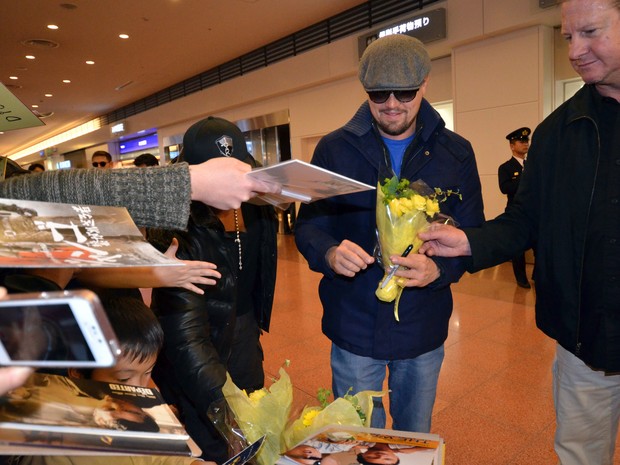 Leonardo DiCaprio atende fãs em aeroporto em Tóquio, no Japão (Foto: Yoshikazu Tsuno/ AFP)