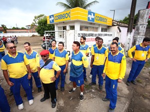 Funcionários de uma agência dos Correios, em Maceió, protestaram contra a falta de segurança (Foto: Jonathan Lins/G1)