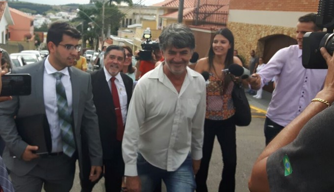 Diretor do Boa Esporte, Rildo Moraes e advogado de Bruno, Lúcio Adolfo, chegam ao Fórum em Varginha (Foto: Régis Melo)