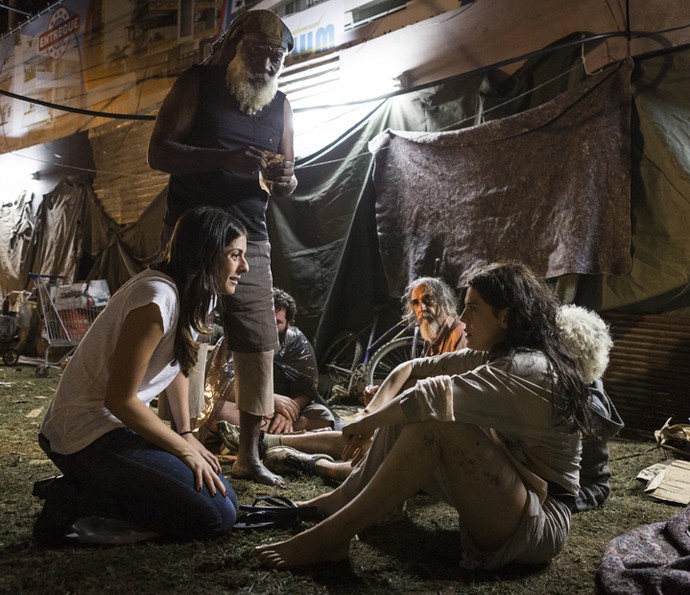 Bárbara Paz em suas primeiras cenas de Nelita, com a diretora Joana Jabace (Foto: Gshow)