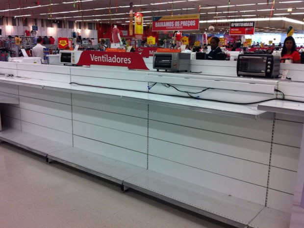 Prateleira de ventiladores vazia na ltima sexta-feira em supermercado em So Paulo (Foto: G1)