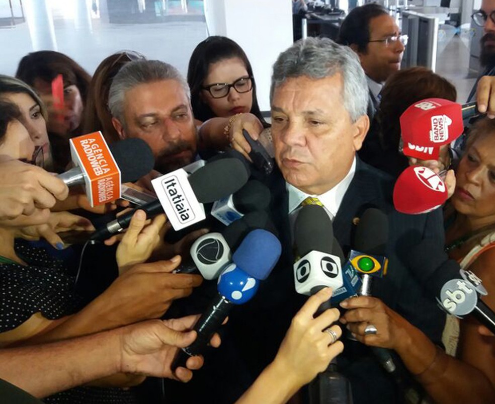 Deputado Alberto Fraga falou com jornalistas antes de se reunir com Michel Temer (Foto: Bernardo Caram/G1)
