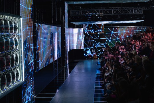Cenário do desfile da Louis Vuitton, em Paris, que brincou com realidade virtual e jogos digitais (Foto: Divulgação)