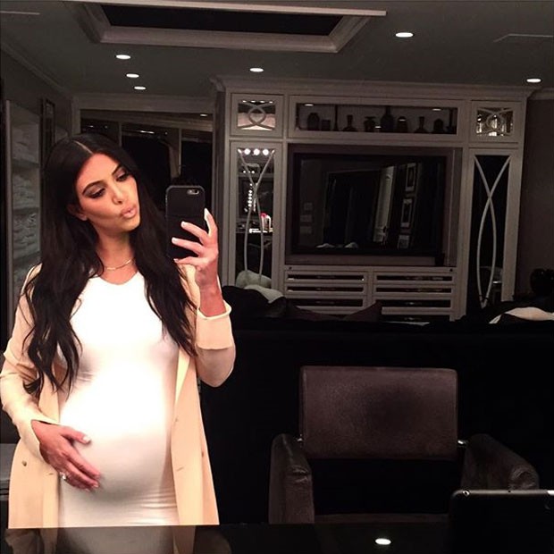 Kim Kardashian, grávida, posa com a mão na barriga (Foto: Instagram/ Reprodução)
