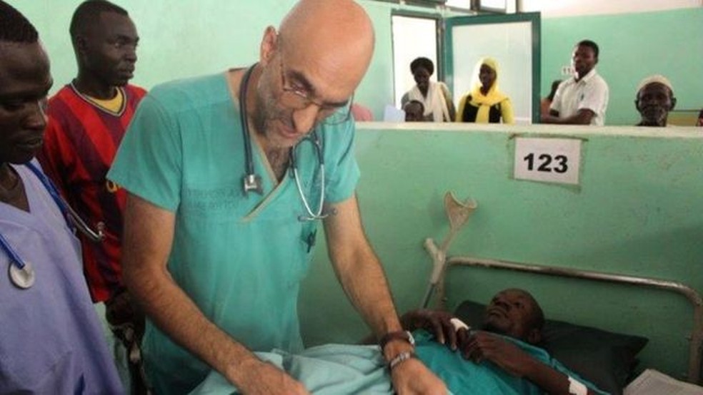 Tom Catena diz que chega a fazer mil cirurgias em um ano  (Foto: Divulgação/ BBC)