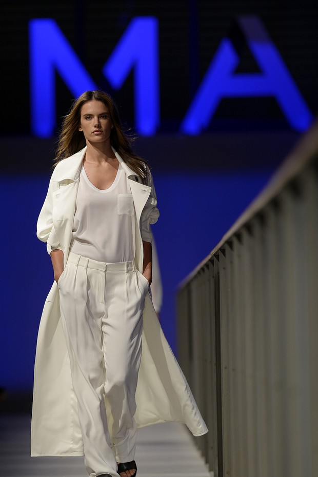 EGO - Alessandra Ambrósio desfila em Barcelona, na Espanha - notícias