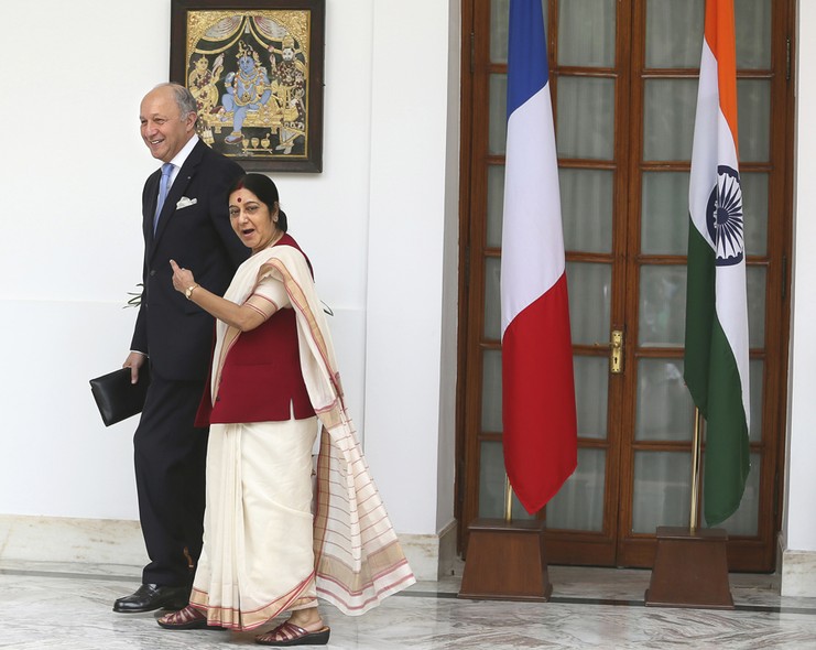 Os ministros das Relações Exteriores da França,  Laurent Fabius, e da Índia, Sushma Swaraj, se reúnem em Nova Délhi
