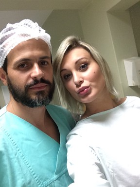 Andressa com o médico Rodrigo Wobeto, neste sábado, 31,a caminho de um novo procedimento (Foto: Arquivo Pessoal)