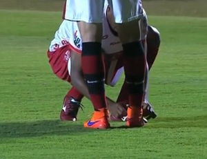 Audálio amarra a chuteira de Júnior Viçosa; Atlético-GO x CRB (Foto: Reprodução Premiere)