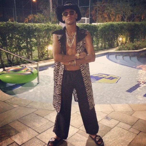 Neymar se fantasia de 'negociador' e faz pose para foto (Foto: Reprodução/Instagram)