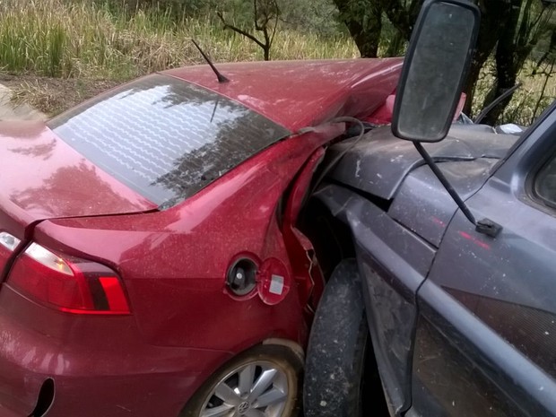 Batida entre carro e caminhão deixou um morto e dois feridos  (Foto: Divulgação/Polícia Militar Rodoviária)