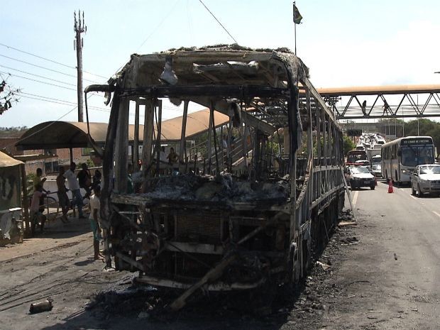 Ônibus pega fogo na Avenida Paralela, em Salvador. (Foto: Imagens/TV Bahia)