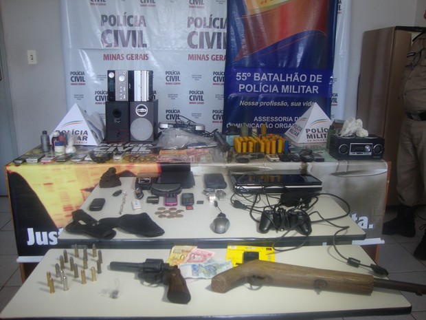 Materiais apreendidos em operação de Várzea da Palma (Foto: Divulgação / Polícia Militar) Materiais apreendidos em operação de Várzea da Palma (Foto: Divulgação / Polícia Militar)