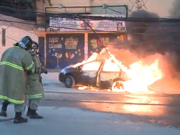 Bombeiros controlam fogo em carro na Praça Seca (Foto: Reprodução / Anderson dos Santos / Arquivo pessoal)