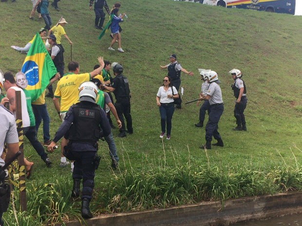 Polícia Militar usa spray de pimenta para conter manifestantes que tentaram invadir o espelho d'água do Congresso Nacional (Foto: Jéssica Nascimento / G1)