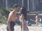 Cauã Reymond toma 'caldo' e ganha beijo de fã em dia de surfe no Rio