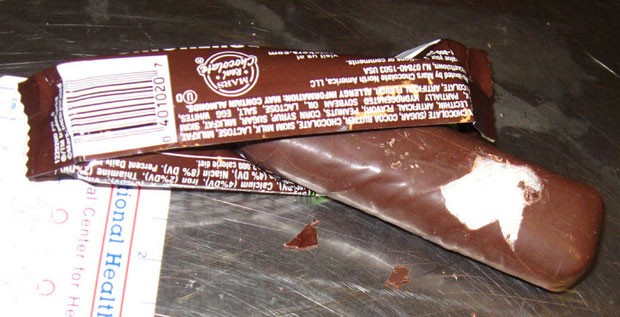 Droga estava escondida em barras de chocolate Snickers. (Foto: AP)