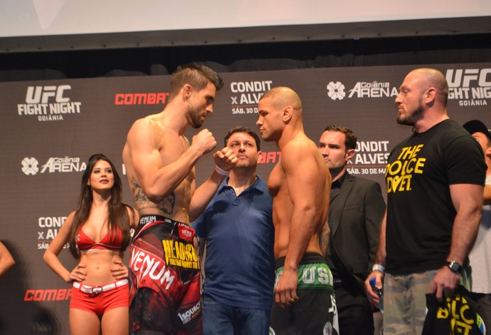 Carlos Condit e Thiago Pitbull na pesagem do UFC Goiânia (Foto: Raphael Marinho)