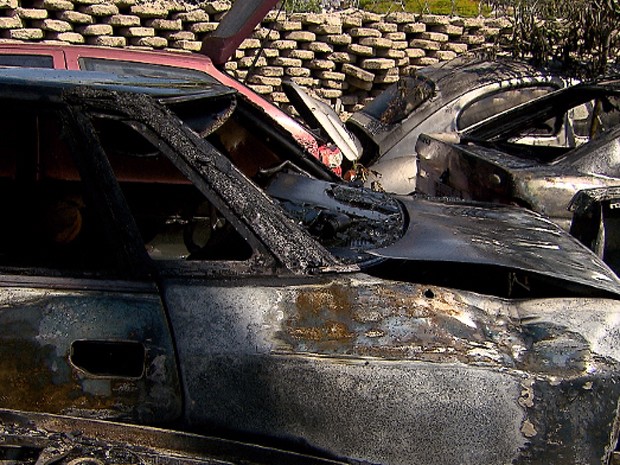 Carros ficaram danificados após incêndio em Belo Horizonte (Foto: Reprodução/TV Globo)