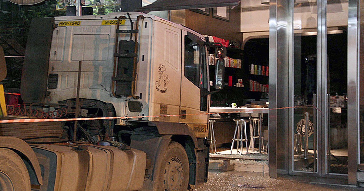 G1  SP  6h50 Acidente bloqueia Alameda Lorena, no Jardim Paulista