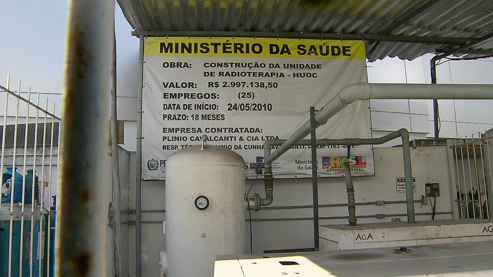 De acordo com a placa na frente do prédio, a obra começou em 2010 e tinha prazo de um ano e meio. Ou seja, deveria estar pronta há cinco anos. (Foto: Reprodução/TV Globo)