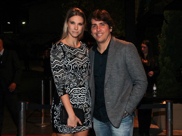 Cacá Bueno com a mulher, Talita Stoppazzolli, em festa em São Paulo (Foto: Manuela Scarpa e Marcos Ribas/ Foto Rio News)