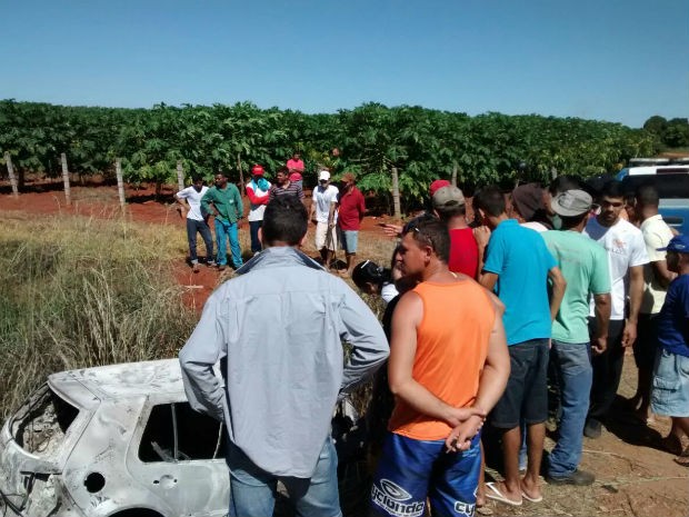 Duas pessoas morrem carbonizadas após carro pegar fogo em Livramento de Nossa senhora (Foto: Fabiano Neves/Site: Destaque Bahia)