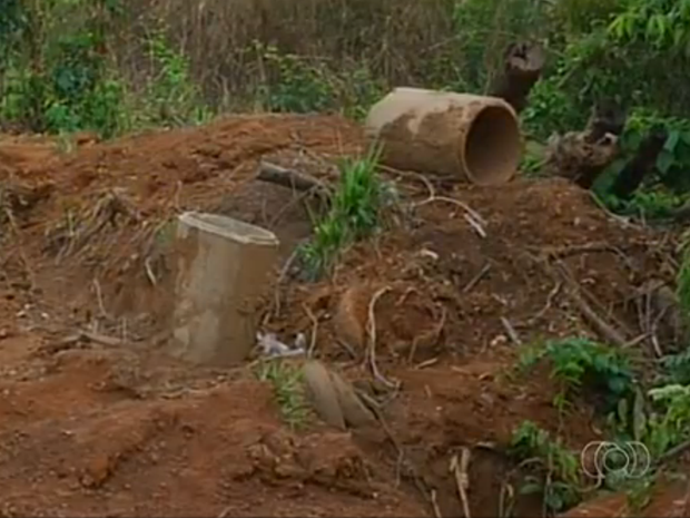 Material da obra de terraplanagem ainda se encontra próximo ao córrego Taquari (Foto: Reprodução/TV Anhanguera)
