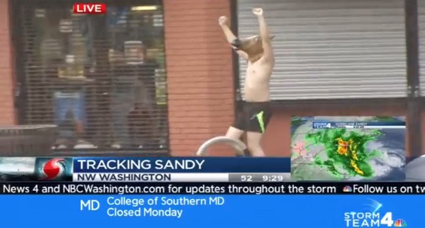 Homem com cabeça de cavalo apareceu durante transmissão ao vivo da chegada do furacão Sandy (Foto: Reprodução)