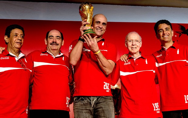 Zagallo, Amarildo, Rivelino, Bebeto e Marcos taça Copa do Mundo (Foto: AFP)