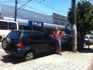 Comerciante mostra carro levado pelos criminosos: prejuízo de R$ 4,5 mil para consertá-lo (Foto: Letícia Macedo/G1)