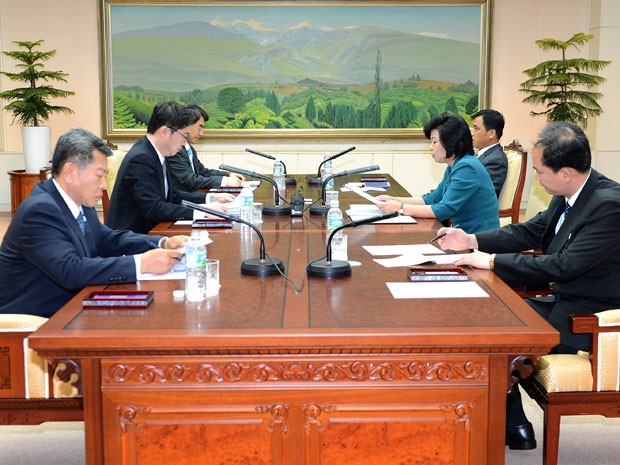 Chefe da delegação norte-coreana Kim Song-hye conversa com homólogos sul-coreanos no final do encontro Panmunjom nesta segunda-feira (10) (Foto: Ministério da Unificação sul-coreano/ HO/ AFP)