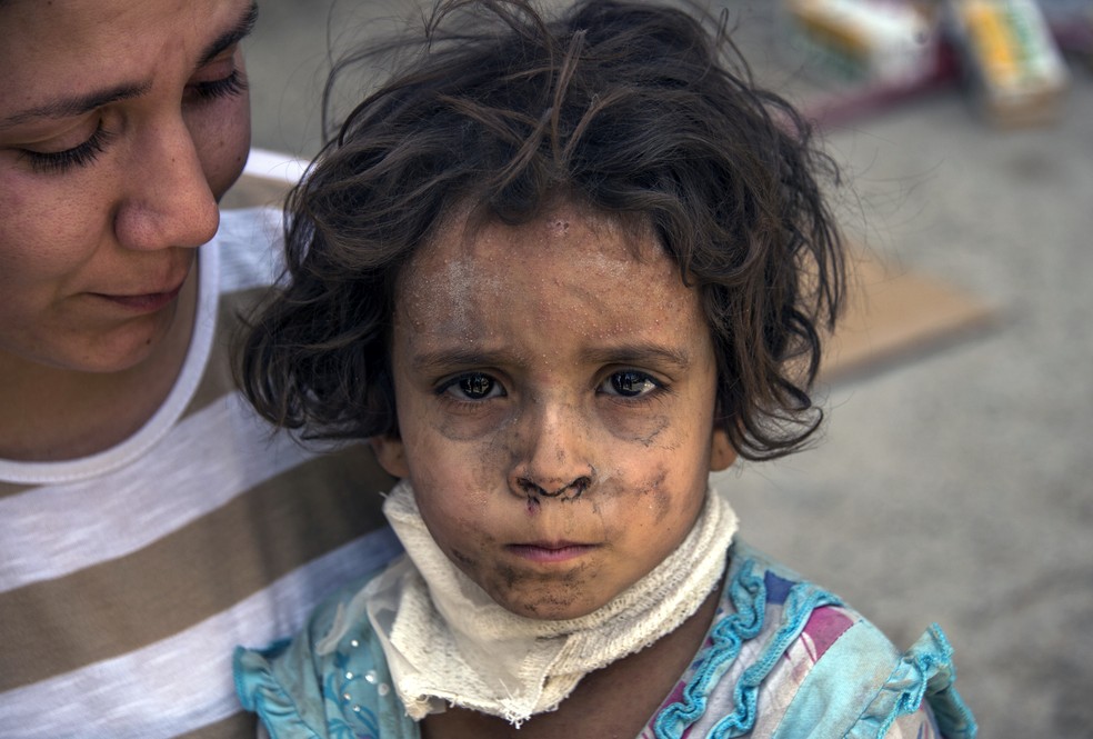 Crian&ccedil;a de tr&ecirc;s anos de idade &eacute; encontrada sozinha em Mossul, no Iraque (Foto: Fadel SENNA / AFP)