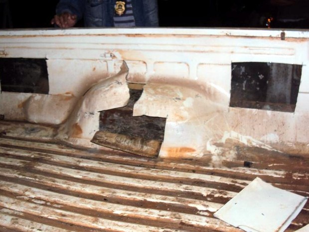 Droga estava escondida em compartimento falso da carroceria (Foto: Divulgação/Polícia Rodoviária) Droga estava escondida em lataria de carro com placas de Mato Grosso do Sul (Foto: Divulgação/Polícia Rodoviária)