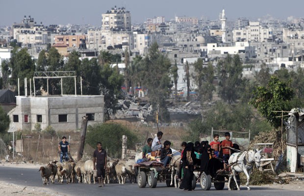 Palestinos voltam para casa na Faixa de Gaza após trégua humanitária de 72 horas entrar em vigor nesta terça-feira (5) (Foto: Mahmud Hams/AFP)