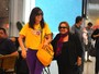 Maria Casadevall e Nicette Bruno se divertem juntas em aeroporto