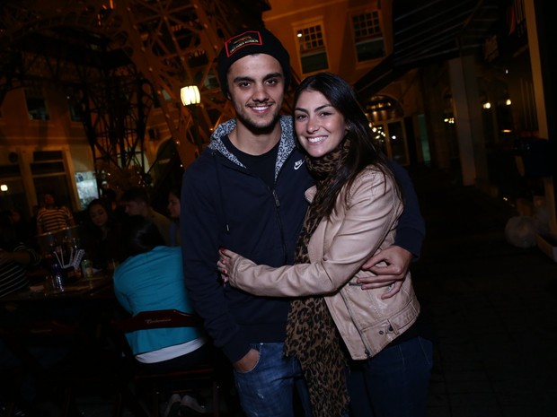 Felipe Simas e a namorada, Mariana Uhlmann, em restaurante na Zona Oeste do Rio (Foto: Raphael Mesquita/ Divulgação)