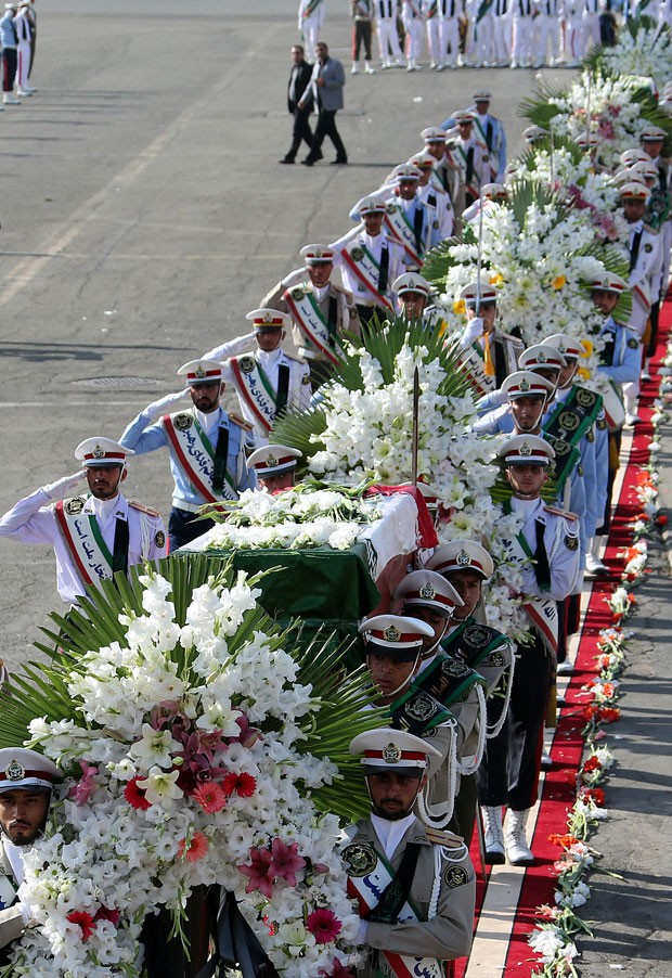 Guardas iranianos homenageiam peregrinos do país que morreram na confusão que matou centenas de pessoas em Meca, após os corpos chegarem ao Irã neste sábado (3) (Foto: Atta Kenare/AFP)