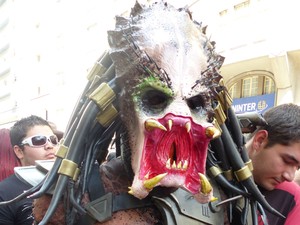 A Zombie Walk saiu às 14h30 da Boca Maldita e foi em direção a Praça Eufrásio Correia, onde ocorre os shows do Carnival Rock, evento paralelo do carnaval de Curitiba.  (Foto: Thais Skodowski/ G1)