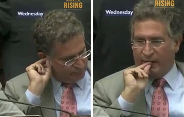 O congressista Joe Garcia  foi flagrado tirando cera de ouvido e colocando o conteúdo na boca durante um encontro transmitido ao vivo da Câmara dos EUA (Foto: Reprodução/YouTube/Rising Response)