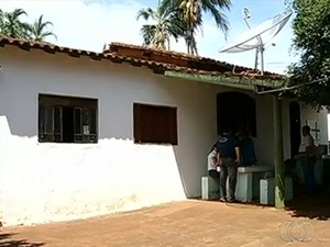 Clínica está interditada desde dezembro do ano passado, em Itumbiara, Goiás (Foto: Reprodução/ TV Anhanguera)