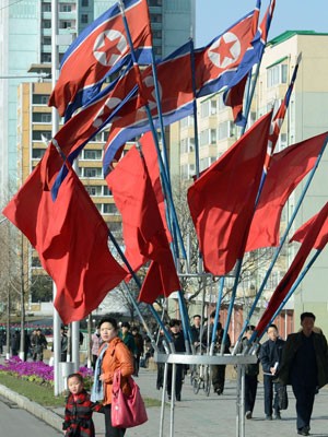 Bandeiras norte-coreanas 'decoram' a cidade de Pyongyang em comemoração ao aniversário de seu fundador (Foto: AP Photo/Kyodo News)