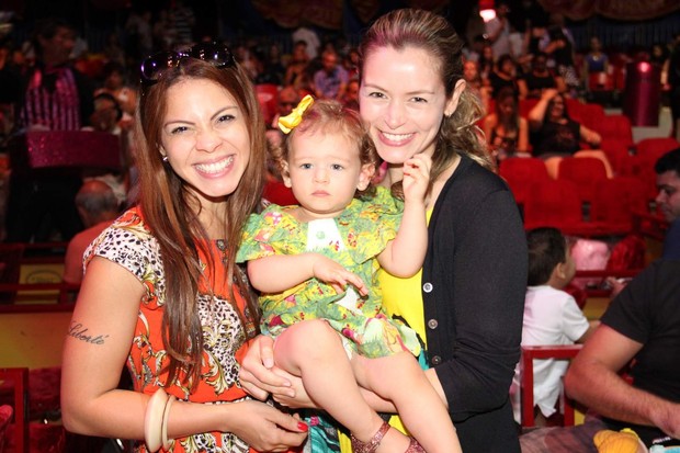 Bianca Castanho com a filha Cecília e a atriz Cacau Melo (Foto: CLEOMIR TAVARES / MURAL DA FAMA)