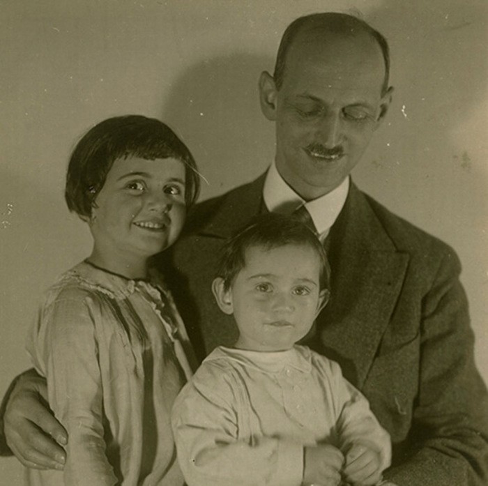 Otto Frank e suas duas filhas, Margot (direita) e Anne (centro) (Foto: Anne Frank Stichting/ Reprodução)