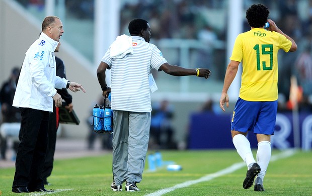 Mano Menezes apresentado como técnico da Seleção (Foto: AFP)