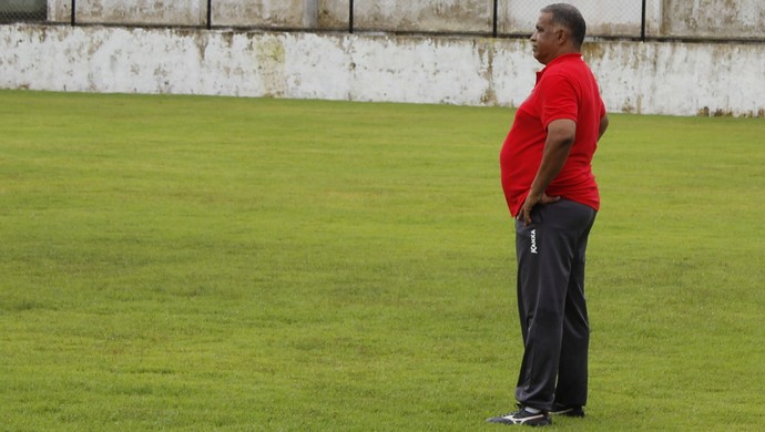 Ademir observa movimentação dos jogadores do CRB em treinamento (Foto: Caio Lorena / GloboEsporte.com)