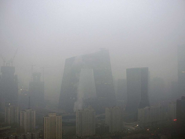 Edifícios no centro empresarial de Pequim encobertos pela poluição (Foto: Reuters)